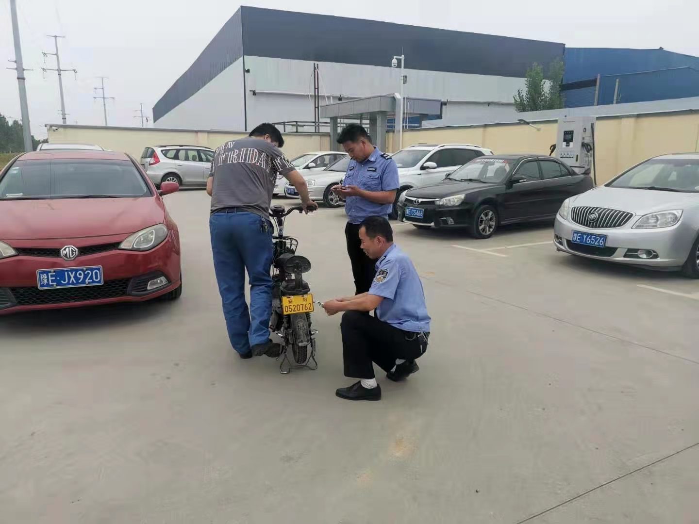 我為群眾辦實事︱太貼心了!公司門口就可以辦理電動車上牌