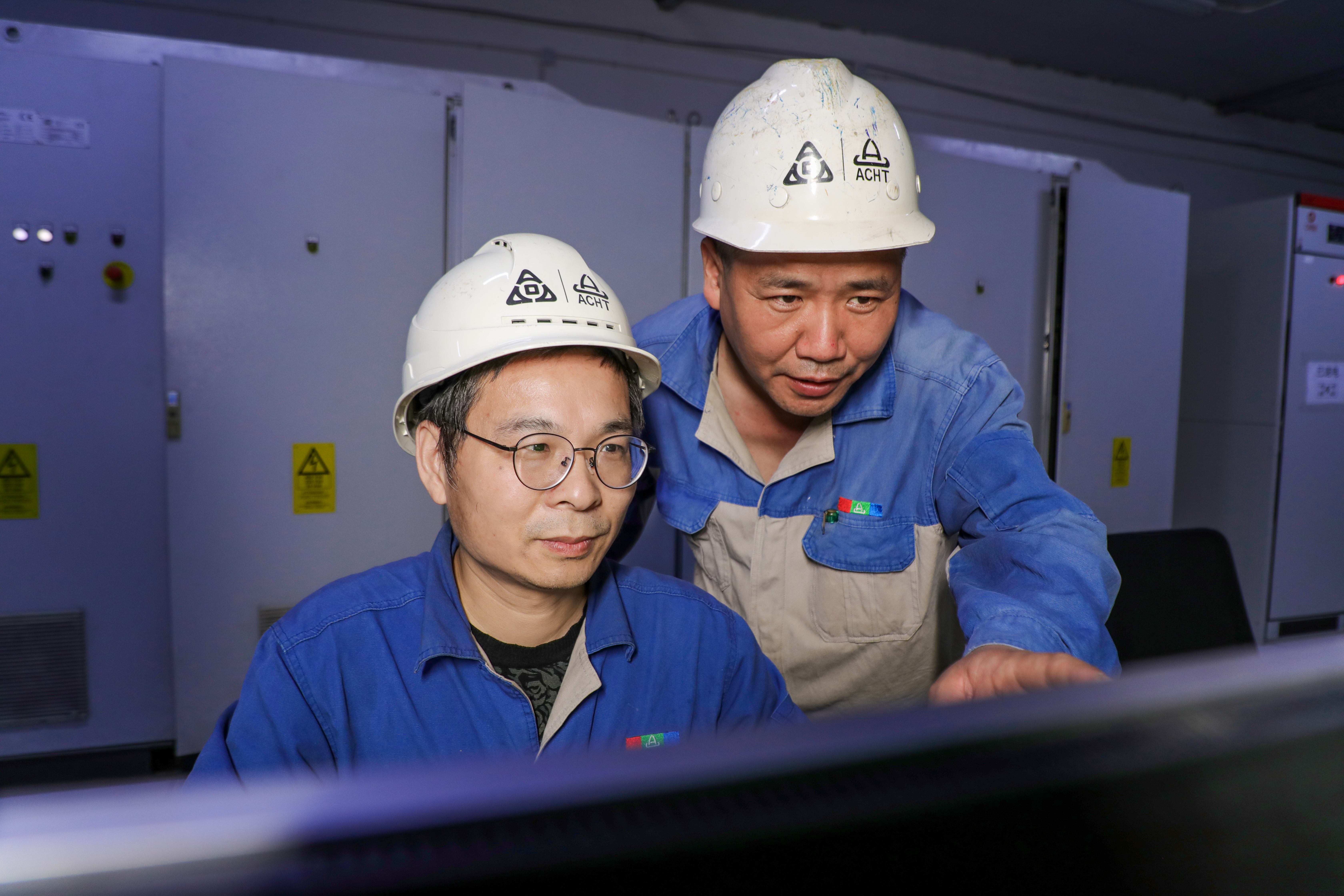 安陽市工人先鋒號:光熱科技設備維修車間整備系