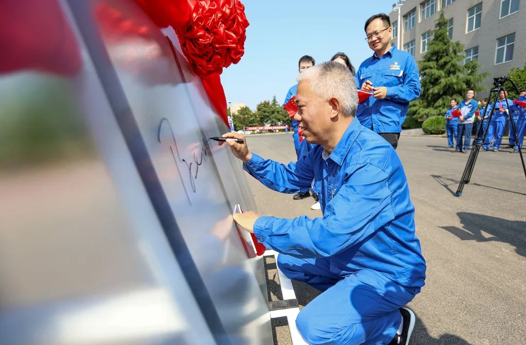 砥礪奮進(jìn) 生生不“熄”——焦作安彩舉行升國(guó)旗儀式